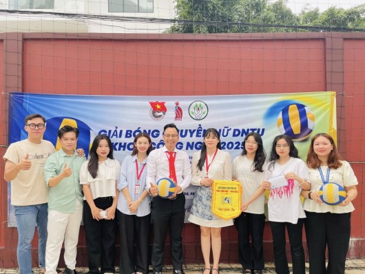 CHÚC MỪNG ĐỘI BÓNG CHUYỀN NỮ KHOA CÔNG NGHỆ ĐẠT GIẢI BA TRONG HỘI THAO KHOA CÔNG NGHỆ MỞ RỘNG 2025