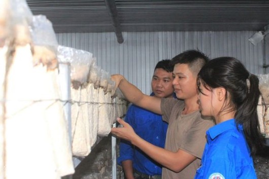 CỰU SINH VIÊN KHOA CÔNG NGHỆ NHẬN GIẢI THƯỞNG LƯƠNG ĐỊNH CỦA NĂM 2024