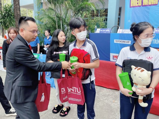 HÉ LỘ ĐIỀU ÍT AI BIẾT VỀ BUỔI TƯ VẤN HƯỚNG NGHIỆP CỦA KHOA CÔNG NGHỆ DÀNH CHO HƠN 1200 HỌC SINH TẠI TRƯỜNG THPT ĐINH TIÊN HOÀNG