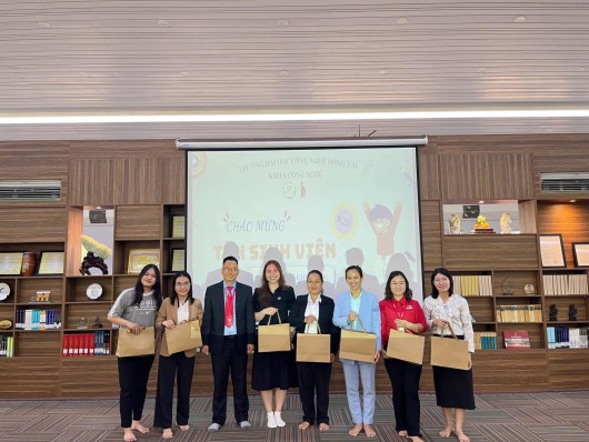 KHOA CÔNG NGHỆ RỘN RÀNG CHÀO ĐÓN TÂN SINH VIÊN KHÓA K20