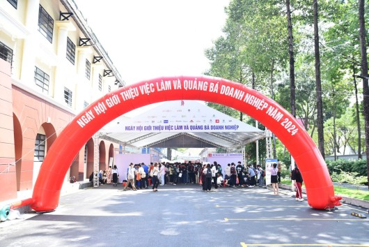 KHOA CÔNG NGHỆ THAM GIA NGÀY HỘI GIỚI THIỆU VIỆC LÀM VÀ QUẢNG BÁ DOANH NGHIỆP 2024