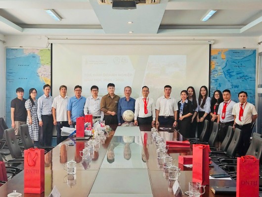 KHOA CÔNG NGHỆ TỔ CHỨC TỌA ĐÀM DOANH NGHIỆP NĂM HỌC 2024–2025: GẮN KẾT – ĐỒNG HÀNH – PHÁT TRIỂN