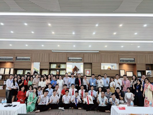 NỖ LỰC TÌM KIẾM VIỆC LÀM VÀ NÂNG CAO CHẤT LƯỢNG ĐÀO TẠO TỪ HỘI NGHỊ GIAO LƯU DOANH NGHIỆP VÀ KẾT NỐI CỰU SINH VIÊN KHOA CÔNG NGHỆ