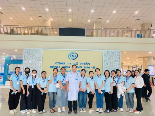 SINH VIÊN NĂM NHẤT NGÀNH ĐIỀU DƯỠNG VÀ KỸ THUẬT XÉT NGHIỆM THAM QUAN VÀ GẶP MẶT BAN GIÁM ĐỐC BỆNH VIỆN ĐỒNG NAI-2