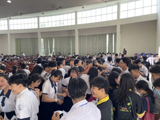 SÔI ĐỘNG CHƯƠNG TRÌNH TƯ VẤN HƯỚNG NGHIỆP CỦA KHOA CÔNG NGHỆ TẠI TRƯỜNG THPT CHU VĂN AN