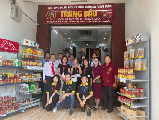 TRẢI NGHIỆM CỦA GIẢNG VIÊN VÀ SINH VIÊN KHOA CÔNG NGHỆ TẠI CƠ SỞ SẢN XUẤT MẮM TRANG BẦU