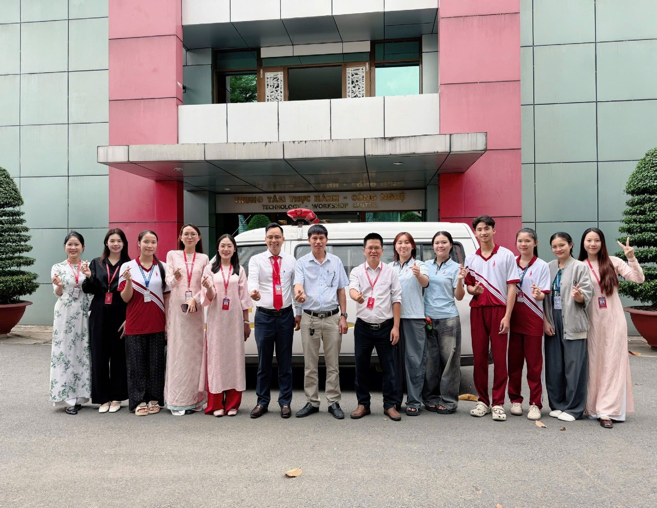 KHOA CÔNG NGHỆ DNTU VINH DỰ NHẬN XE CỨU THƯƠNG PHỤC VỤ ĐÀO TẠO VÀ NGHIÊN CỨU