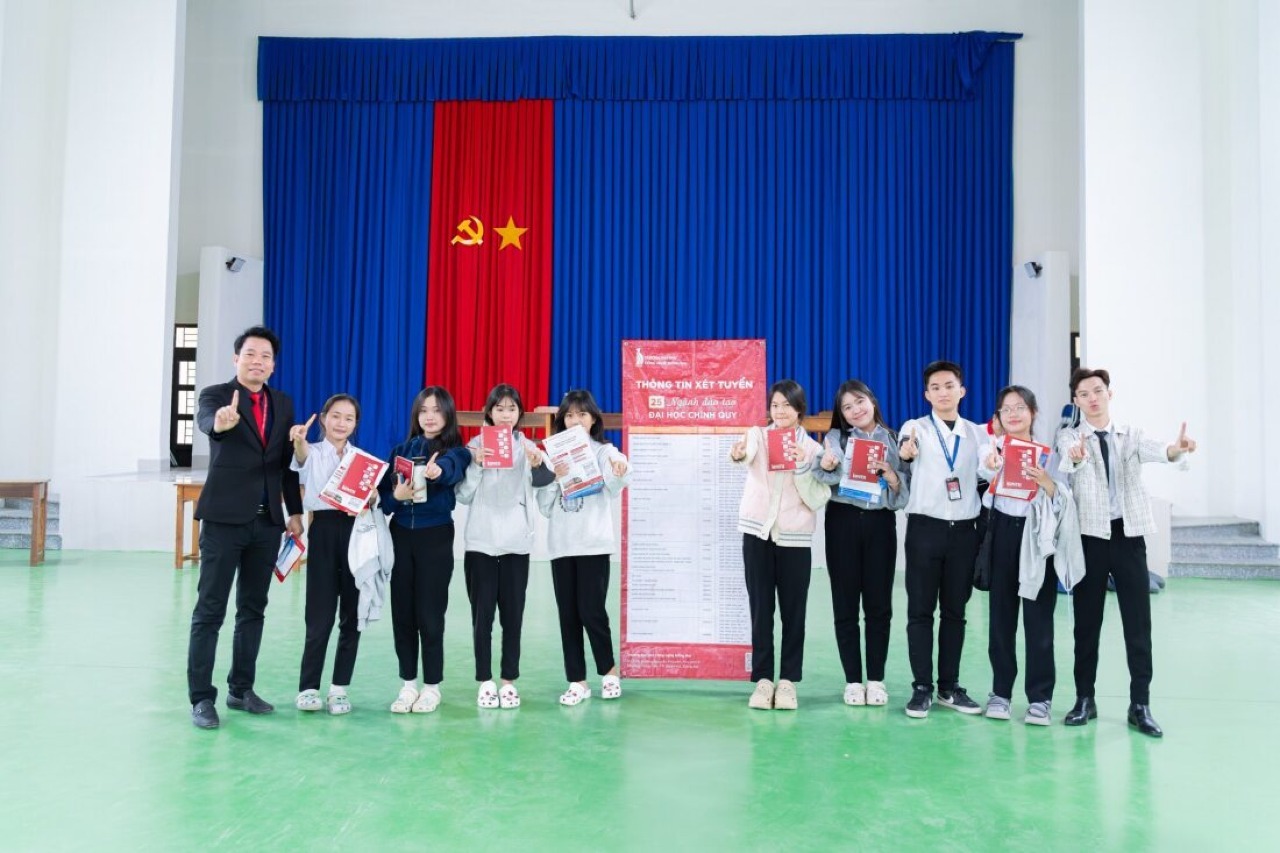 Lăn bánh DNTU On Tour "Chuyến tàu hướng nghiệp" đến Trường THPT Trần Bình Trọng (Huyện Phú Hòa)