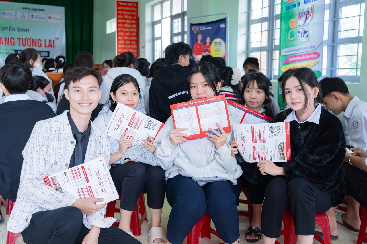 “Chuyến tàu hướng nghiệp” với điểm đến là Trường THCS – THPT Võ Nguyên Giáp (Thị xã Sông Cầu)