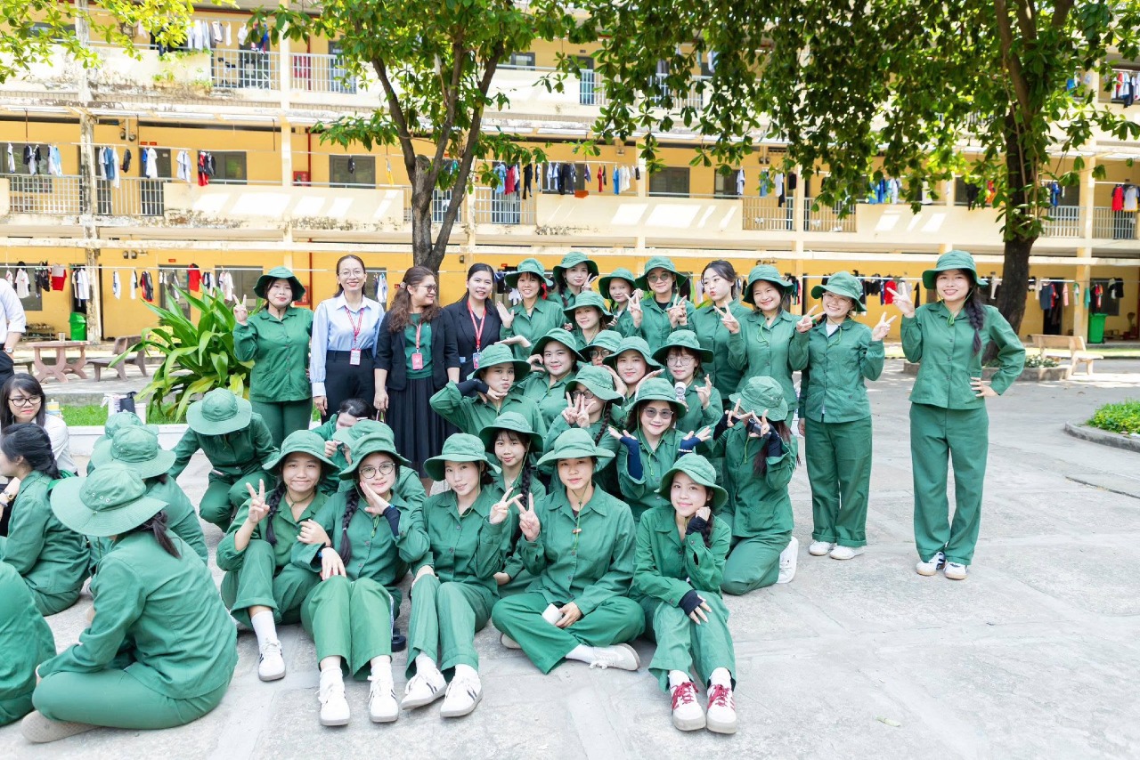 TRẢI NGHIỆM THỰC TẾ TẠI TRUNG TÂM GIÁO DỤC QUỐC PHÒNG – HÀNH TRÌNH Ý NGHĨA CỦA GIẢNG VIÊN VÀ SINH VIÊN