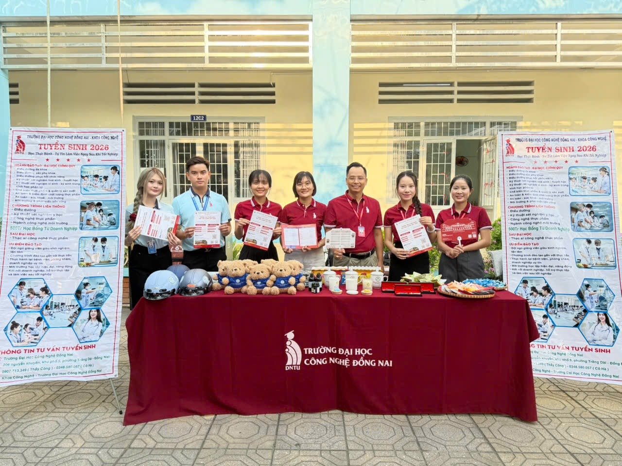 Khoa Công Nghệ DNTU tư vấn tuyển sinh tại THPT Vĩnh Cửu, thu hút đông đảo học sinh