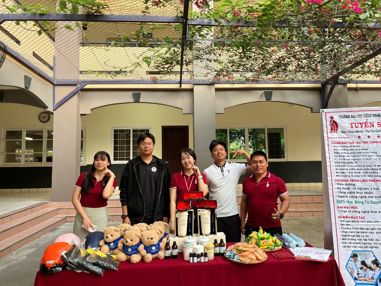 Khoa Công Nghệ DNTU tư vấn tuyển sinh tại THPT Bùi Thị Xuân, trải nghiệm sáng tạo thu hút học sinh