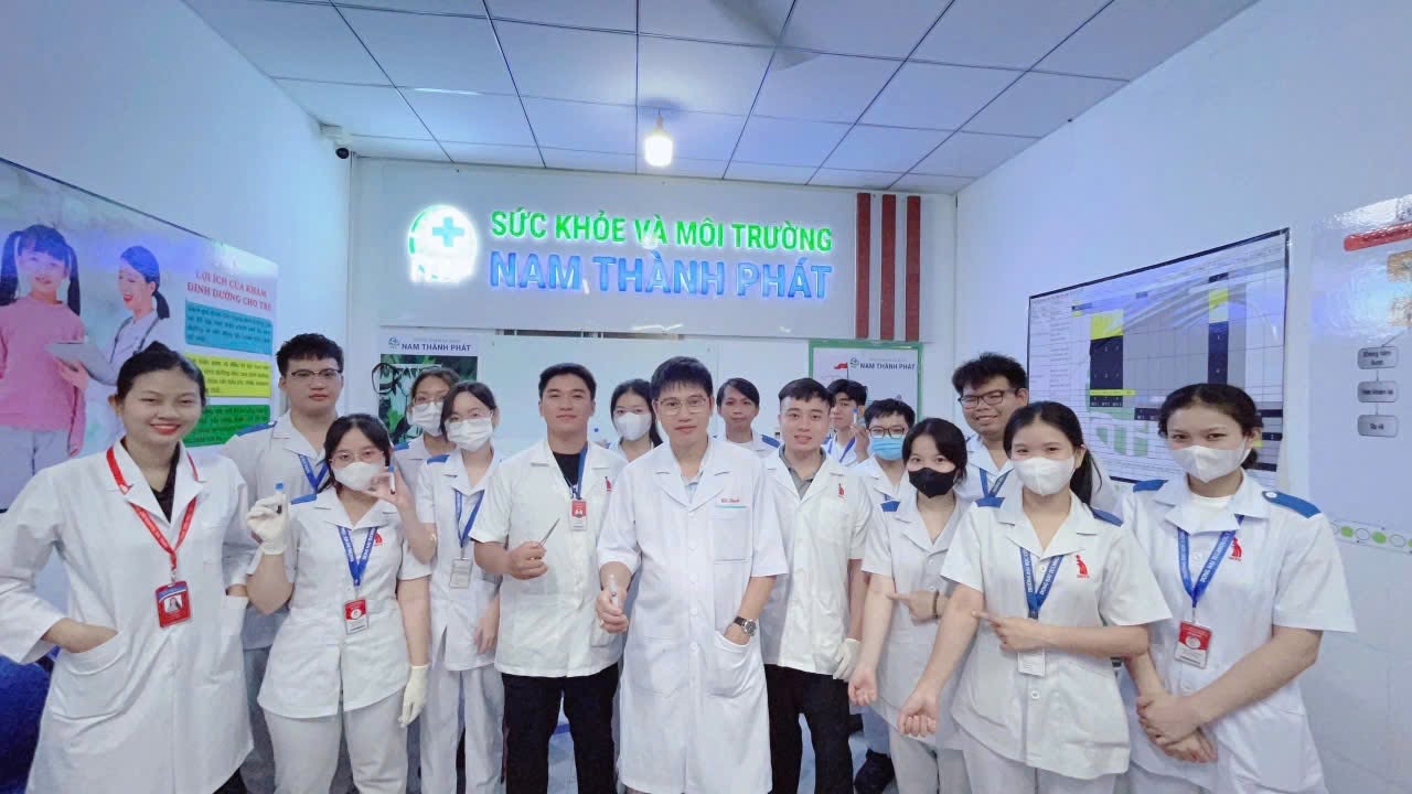 Sinh viên Kỹ thuật Xét nghiệm Y học trải nghiệm thực tế học phần Thực hành Huyết học tế bào