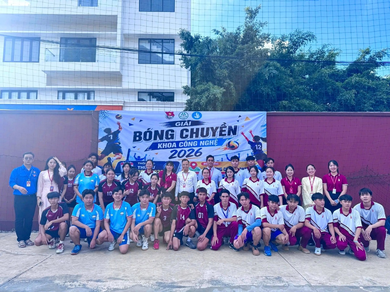Giải Bóng chuyền Khoa Công nghệ khép lại đầy sôi động với nhiều màn tranh tài hấp dẫn