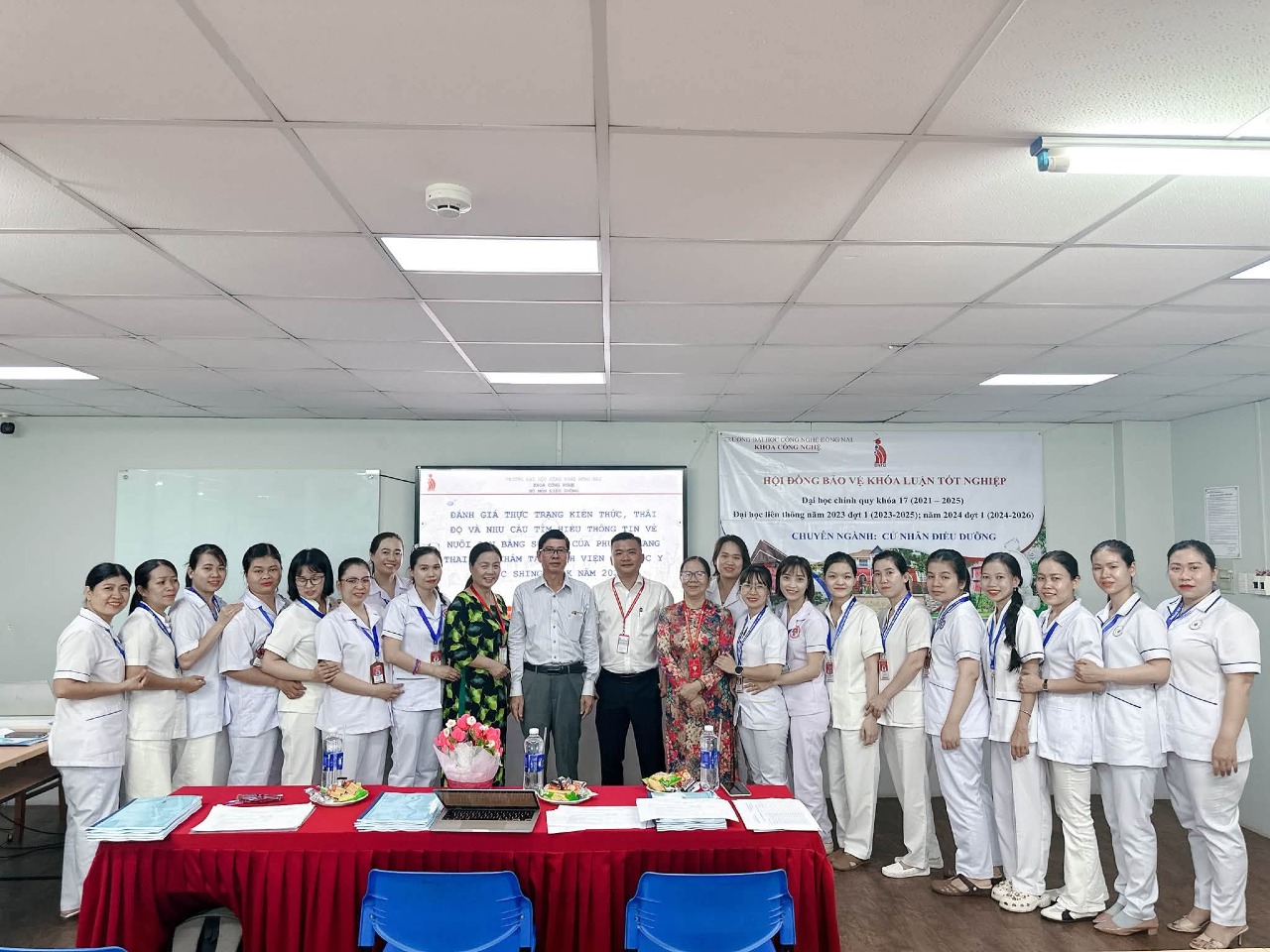 Khoa Công nghệ tổ chức bảo vệ khóa luận tốt nghiệp sinh viên liên thông ngành Điều dưỡng và xét duyệt đề tài nghiên cứu khoa học cấp Trường