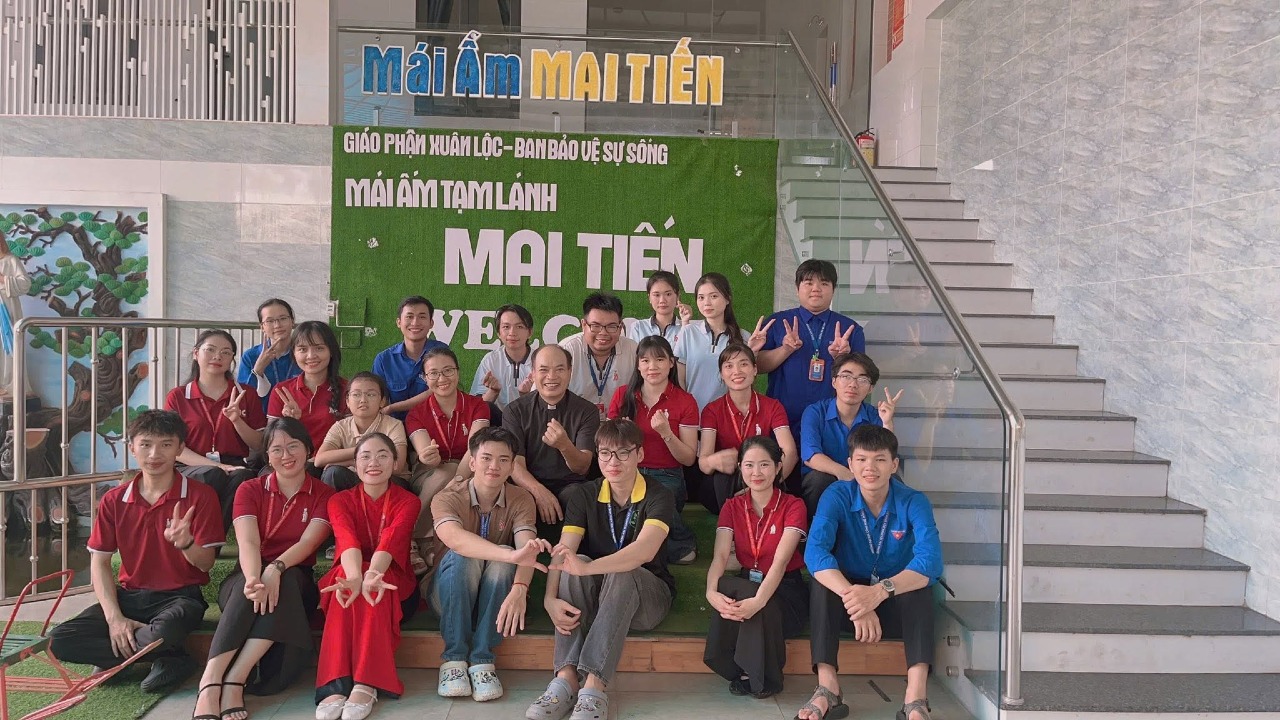 Khoa Công nghệ mang yêu thương đến Mái ấm Tạm lánh Mai Tiến