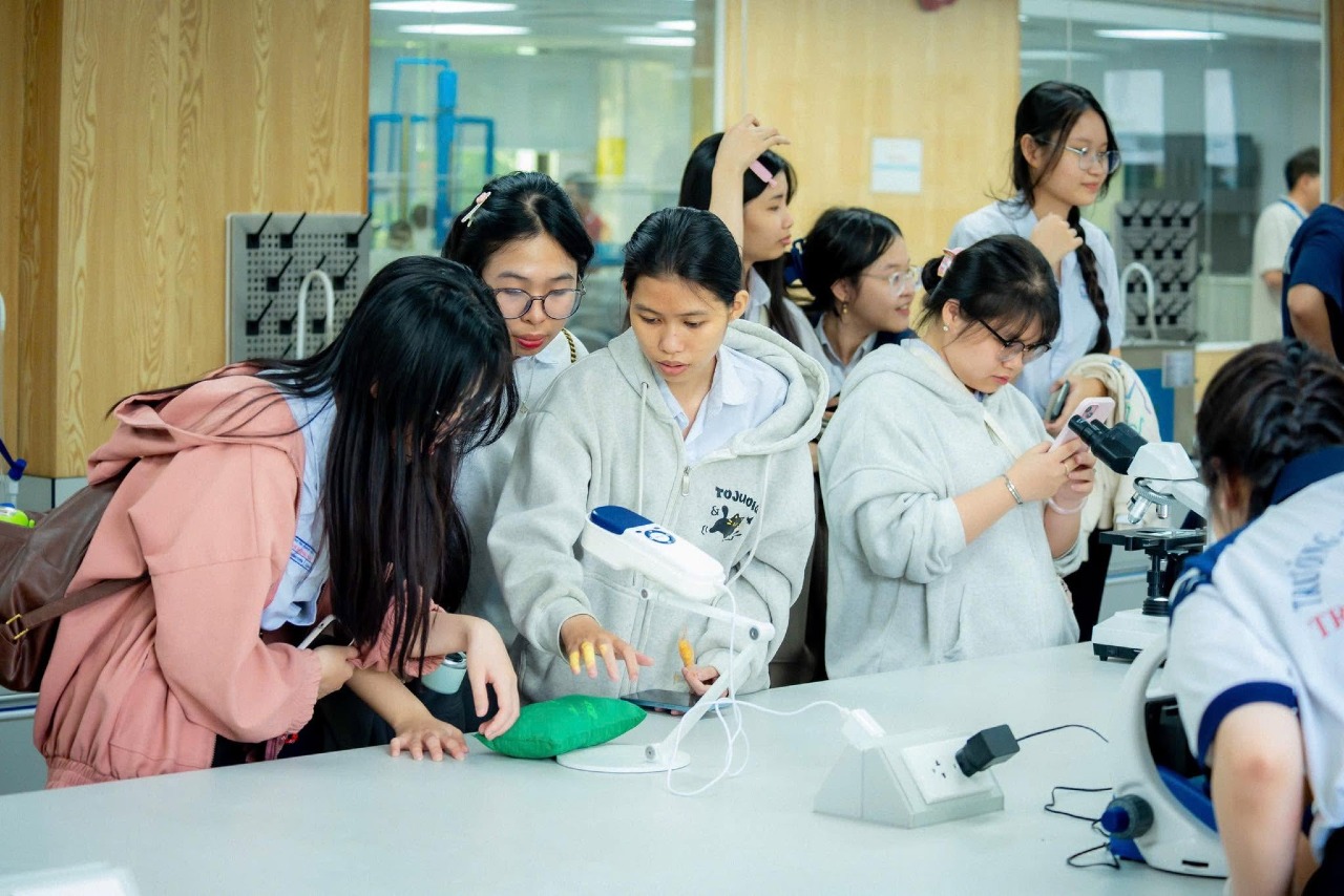 Một buổi trải nghiệm – Ngàn điều khám phá tại Khoa Công nghệ