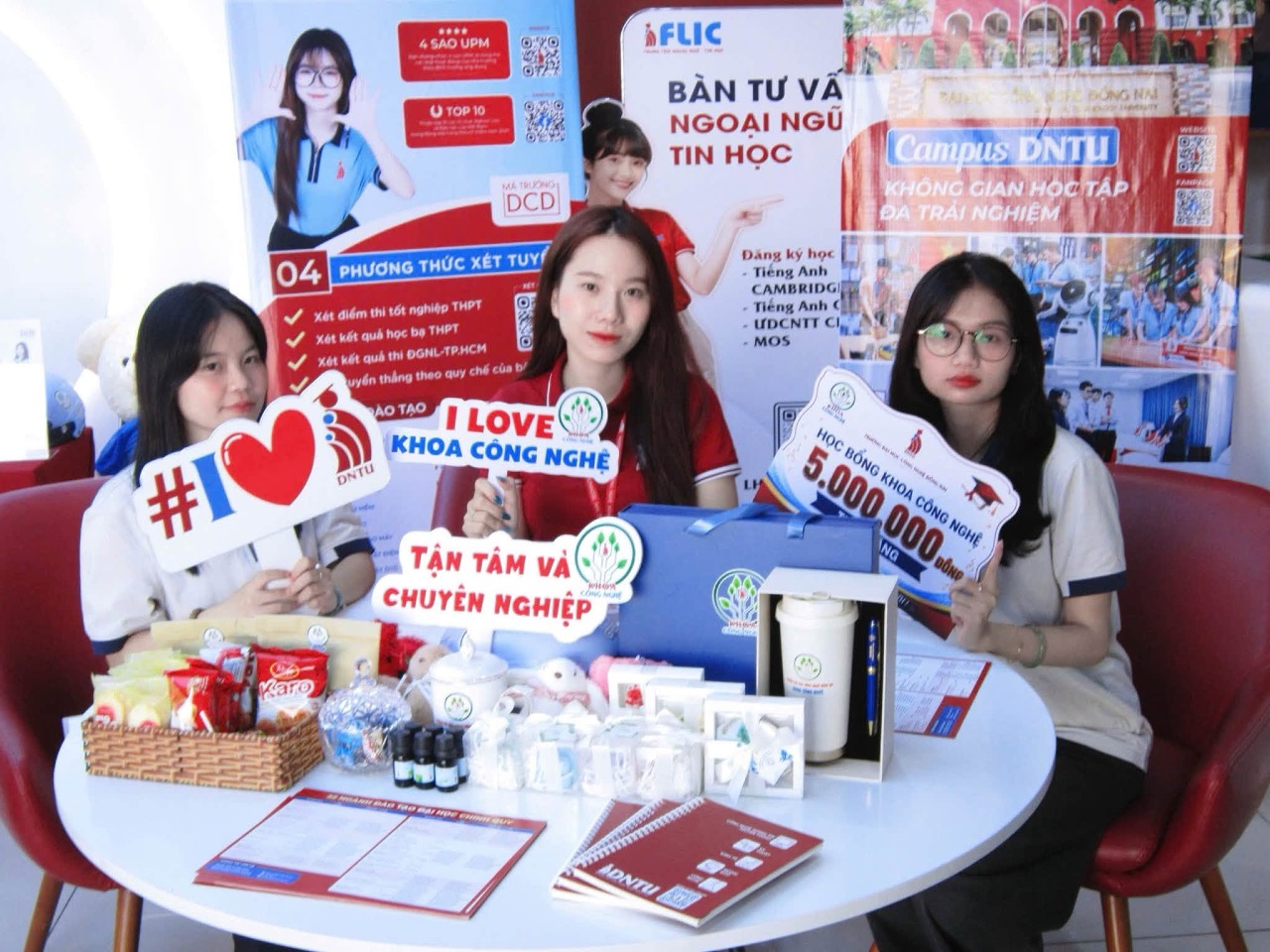 Chưa mở cổng nhập học, nhiều thí sinh đã chọn Khoa Công nghệ là điểm đến tương lai