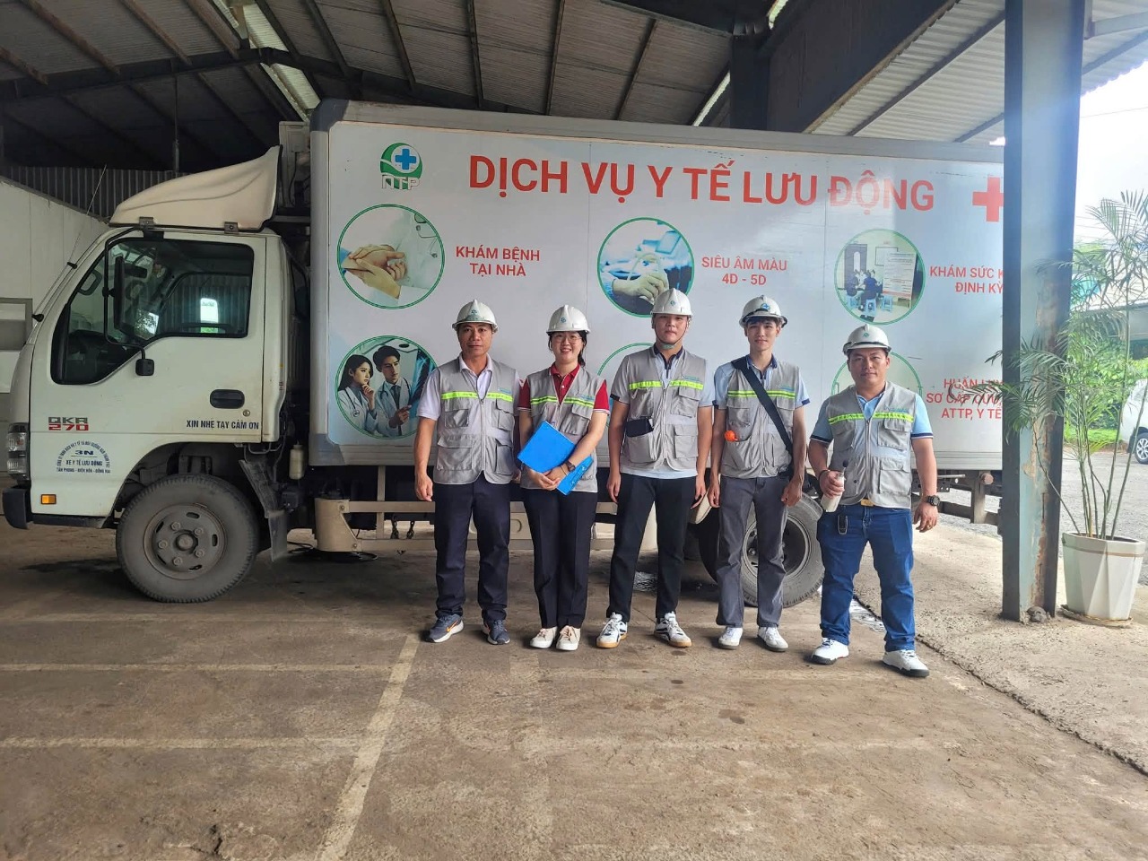 Giảng viên và sinh viên Khoa Công nghệ tham gia hoạt động quan trắc môi trường thực tế tại doanh nghiệp